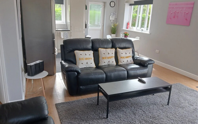 Beautiful and Secluded ,detached Garden Apartment