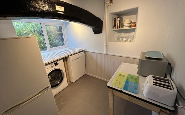 Traditional 3-bed Cottage, Log Burner & Sea Views!