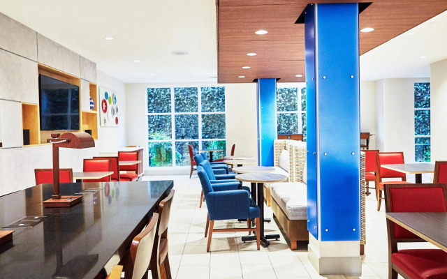 Holiday Inn Express & Suites Corona by IHG