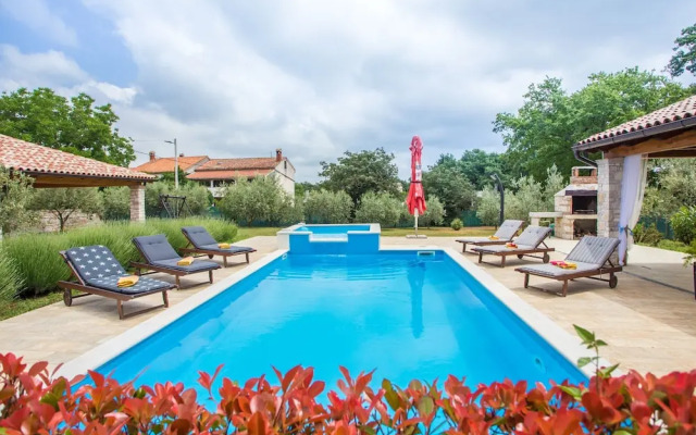 Roofed Villa in Istria With Private Pool