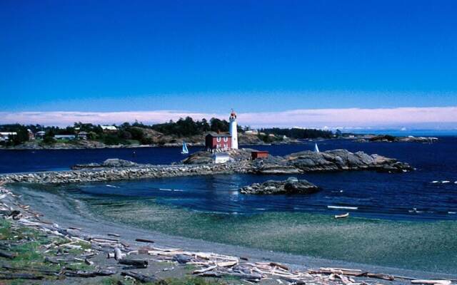 Dashwood Manor Seaside Bed & Breakfast