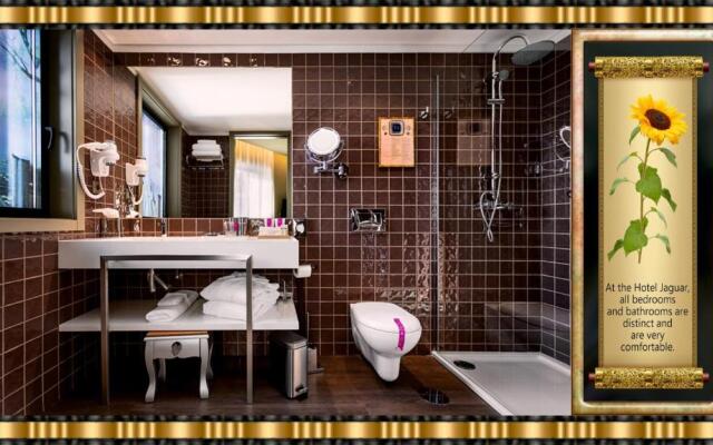 Hotel Jaguar Oporto - Airport to Hotel and City Center and Vice-Versa is a Free and Continuous Shuttle Service from 7AM to 8PM