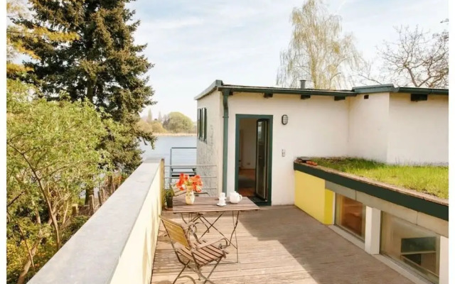 Bauhaus Holiday Apartment by the Lake