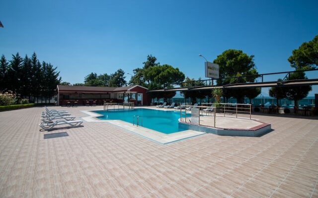 Lake Li̇fe Hotel