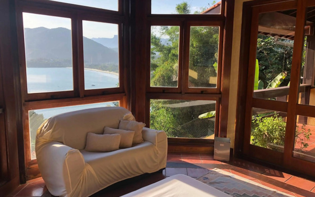 Mansão na costa com vista para o mar