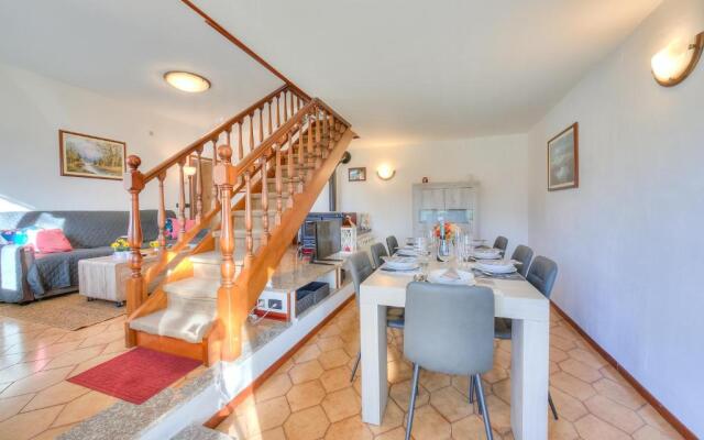 Cedar House Villa Few Minutes From Lake