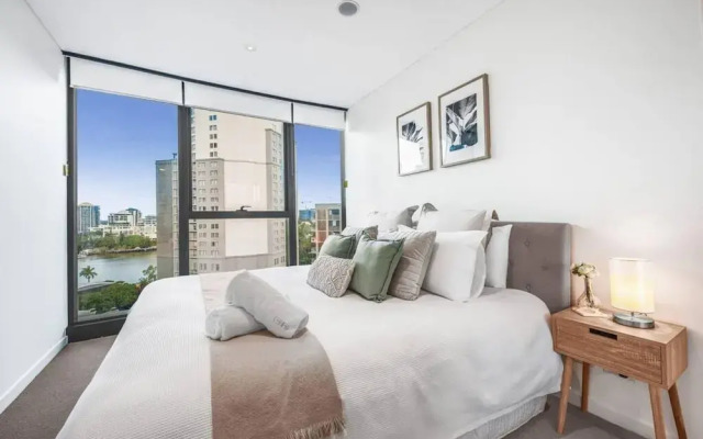 2BR Luxury Skytower CBD Pool Gym Netflix