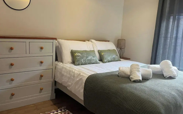 3-bed Central Apartment - Sleeps 5 & Pets Ok