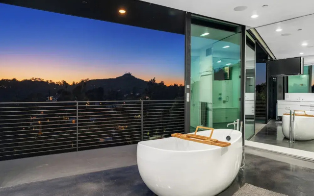 Glass Mansion - Chic Glass Villa in LA Hills With Views, Style & Serenity