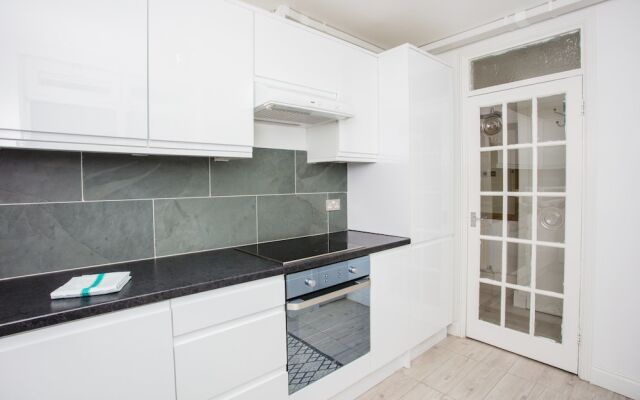 2 Bedroom Flat In Stepney Green