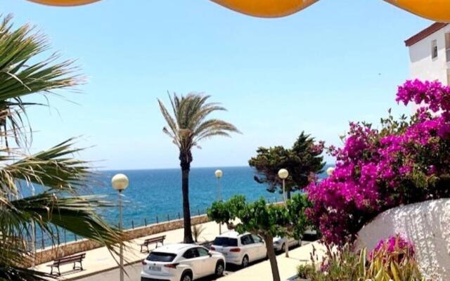 Villa Jo - stunning front line beach house.