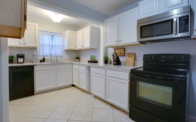 Charming 2br/1.5ba East Nashville Home by Domio