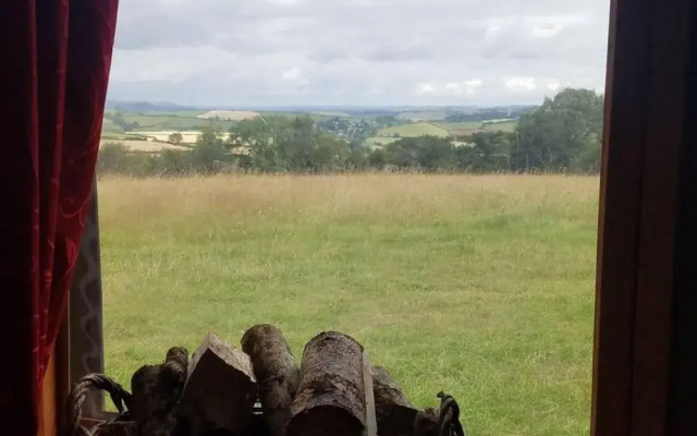 Roundhouse Yurt, Stunning Views, Totnes Dartmouth