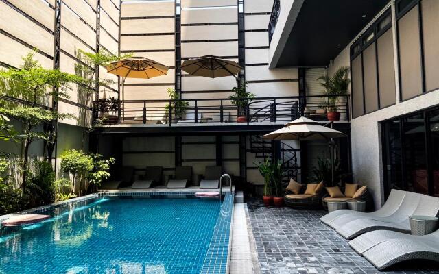 HH Hotel and Skybar