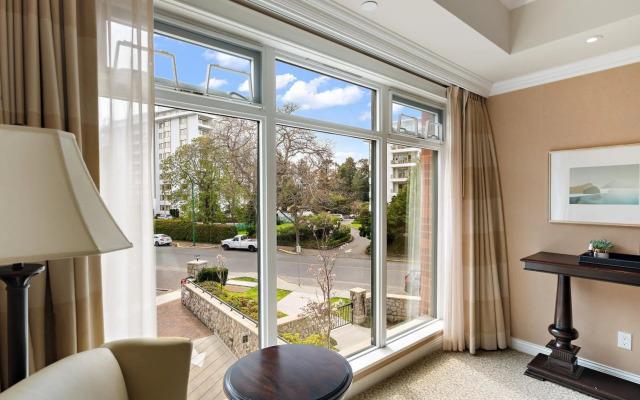 Oak Bay Beach Hotel