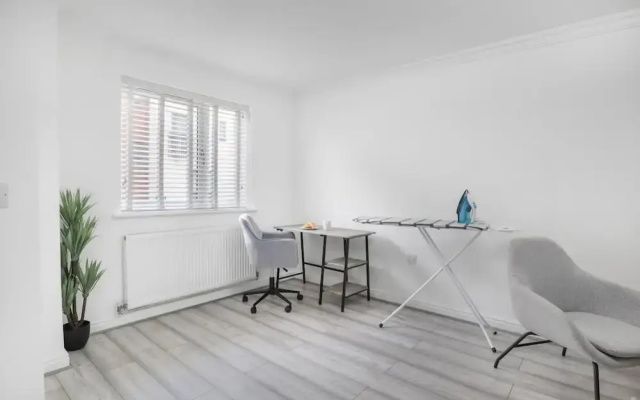 Fast Wi-fi Free Parking 10 Mins to City Centre