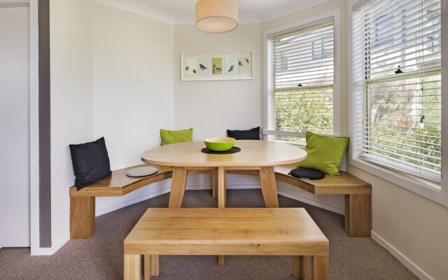 Caribou 3 - Modern & spacious with views over Lake Jindabyne