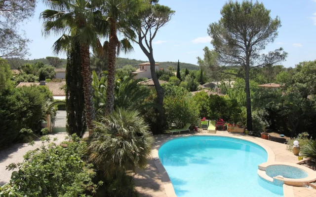 Spacious Villa at Saint-raphael With Jacuzzi