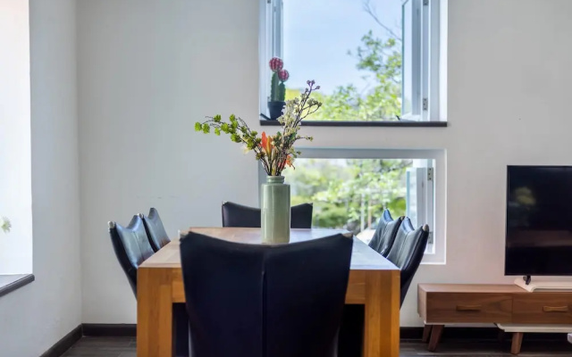 Sunshine Magnificently Bright 2BR Top City Centre Townhouse