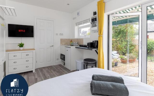 Flatzy - Charming Garden Annexe in Aigburth with Kitchenette
