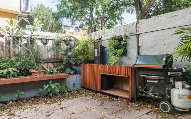 Quiet Terrace Townhouse on the City Fringe