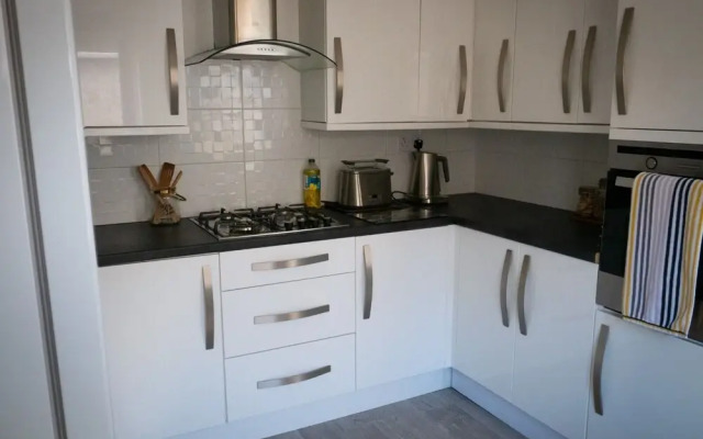Captivating House in Aberdare Sleeps 6 Near Brecon