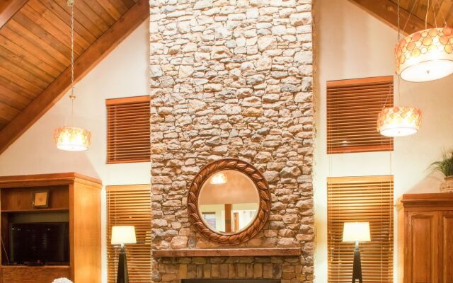 Cloverleaf Suites Kansas City - Overland Park