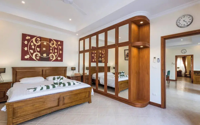 Luxury 3BR Pool Villa Pratamnak Soi5-50m to Beach