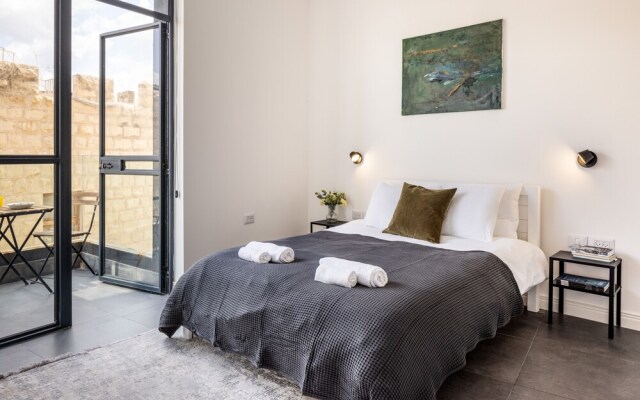 Old Charm & Modern Meets by Sea N' Rent