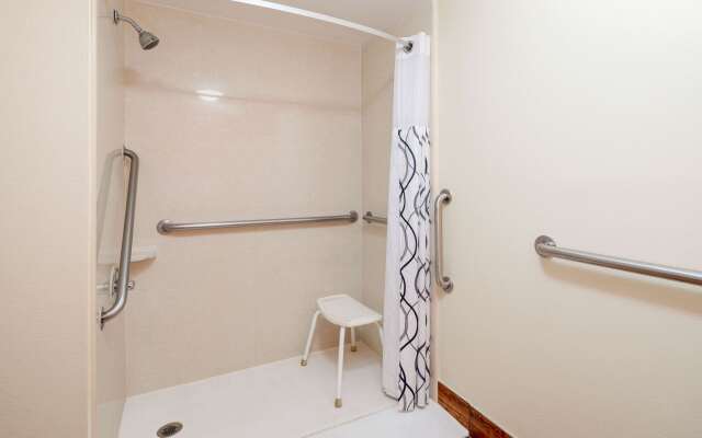 Howard Johnson by Wyndham Savannah GA