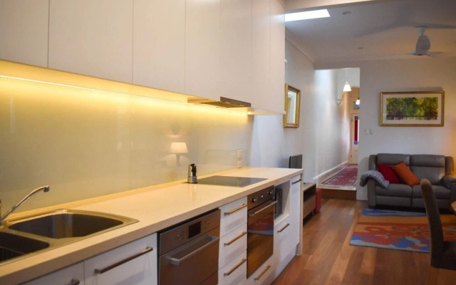 Cosy Erko 2 Bedroom Home on Edge of Sydney City Centre