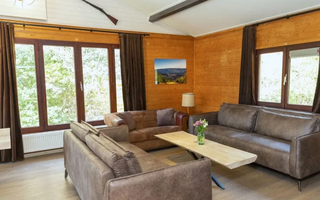 Cosy Chalet in Odeigne with Hot Tub