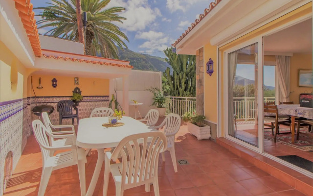 Villa in protected space in front of the sea