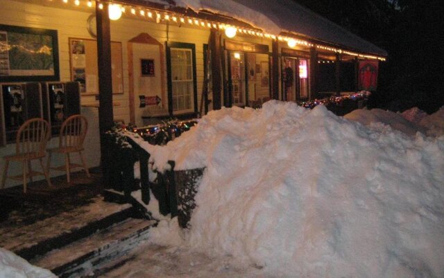 Whittaker's Motel & Historic Bunkhouse