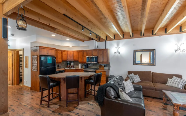 Forest Lane Hideaway - Luxurious Family Friendly Home with Private Hot Tub