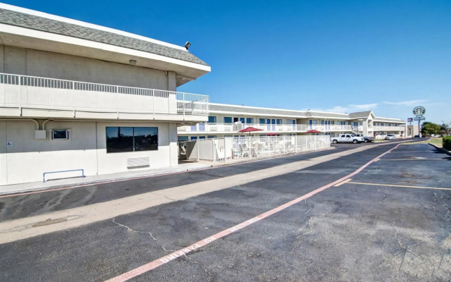Motel 6 Euless, TX - Dallas