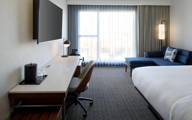 Courtyard Montreal Laval