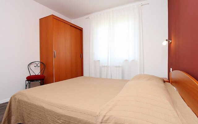 Apartment in Pula With Garden