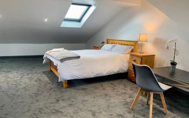 Stunning 5bed House in Birmingham Contractors Also
