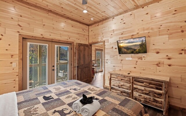 Smokey Treats 5 Bedroom Cabin by RedAwning