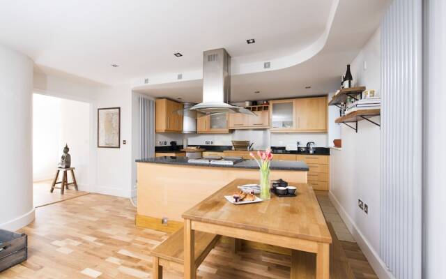 Peaceful & Modern 2BR Flat with Water Views