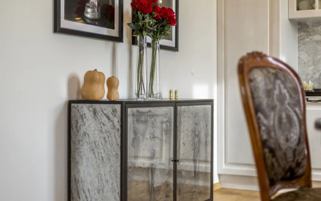 Queen Apartment