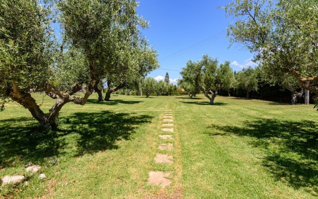 Kyparissia Garden Retreat - Sunny Master Suite