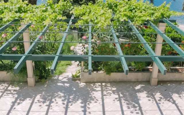 Seafront vacation house w JACUZZI 5 meters from beach