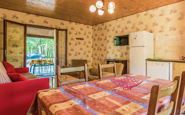 Modern Holiday Home in Salignac-Eyvigues with Swimming Pool