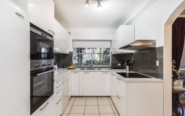 Two Bedroom Apt Close To Chatswood With Parking