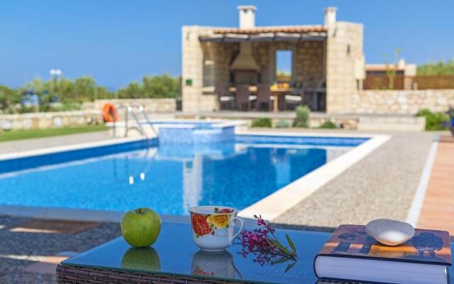 Emerald Villa 70m From the Beach