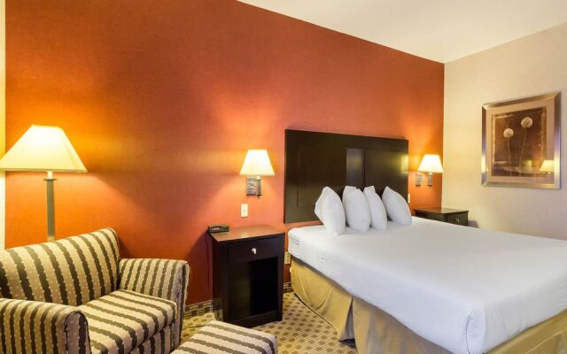 Holiday Inn Express Oakwood Village