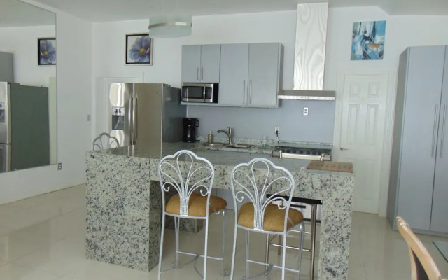 Modern Townhome Prime Location