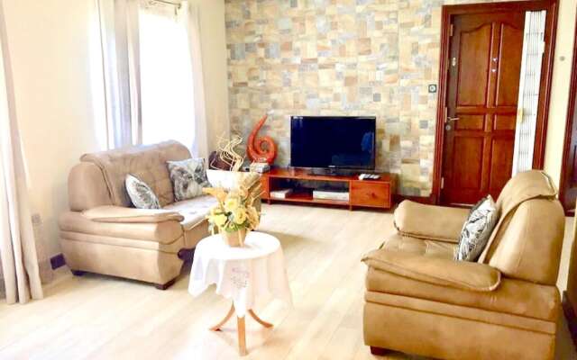 House With 4 Bedrooms in Flic en Flac, With Pool Access, Enclosed Gard